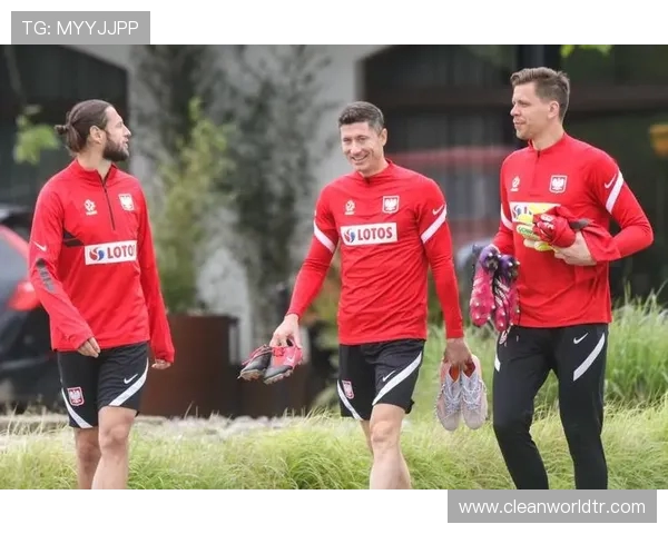 什琴斯尼透露莱万恢复顺利复出时间早于预期不会长期伤缺 什琴斯尼透露莱万恢复顺利复出时间早于预期不会长期伤缺